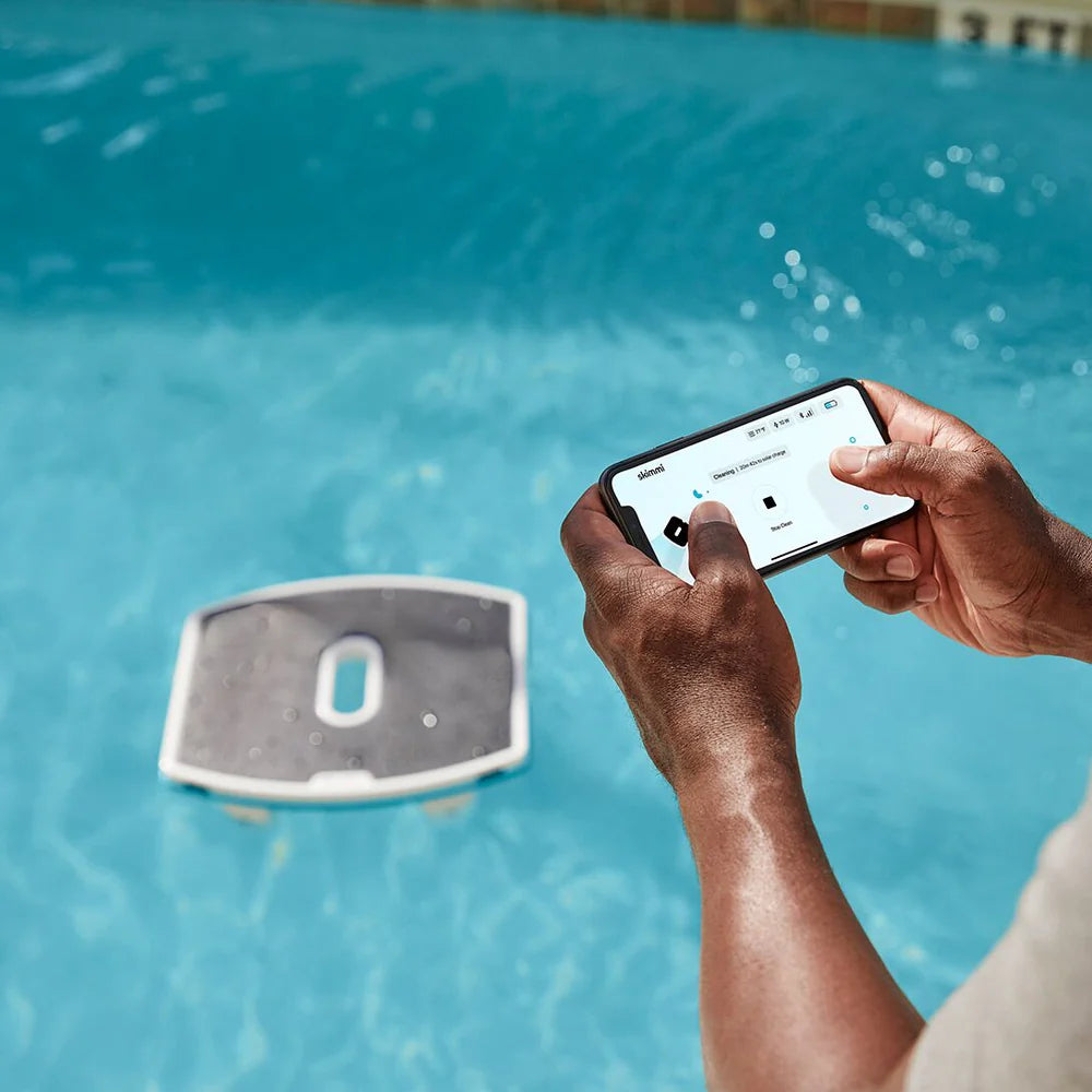 Dolphin Skimmi Écumoire de Piscine Robotisée Alimentée par Énergie Solaire